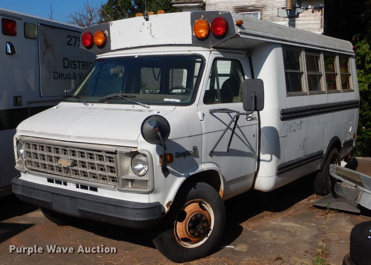 image for item HB9316 1981 Chevrolet G30  shuttle bus