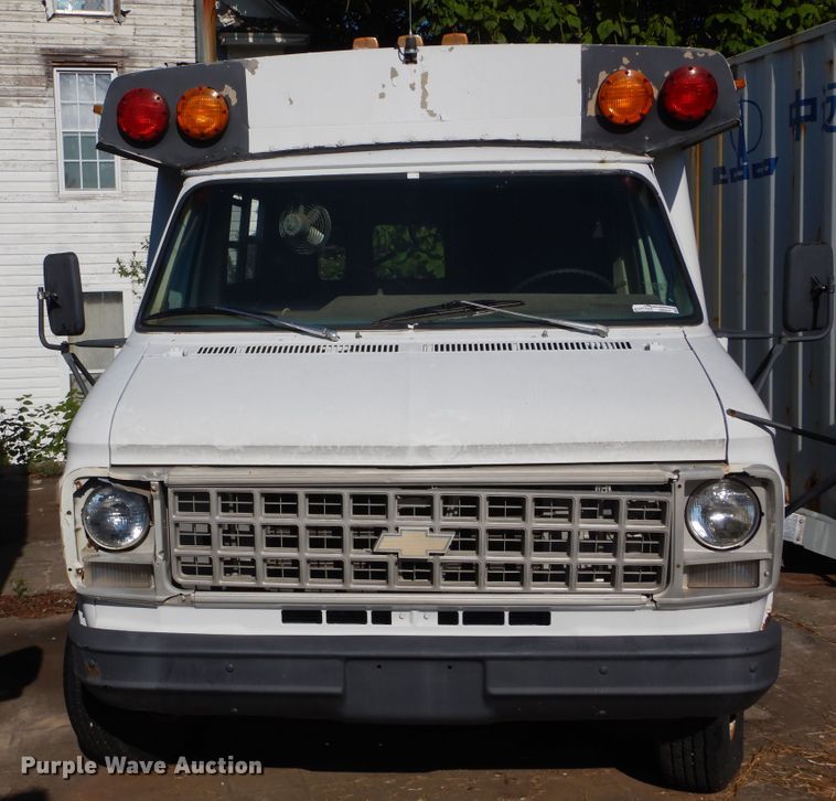 image for item HB9316 1981 Chevrolet G30  shuttle bus