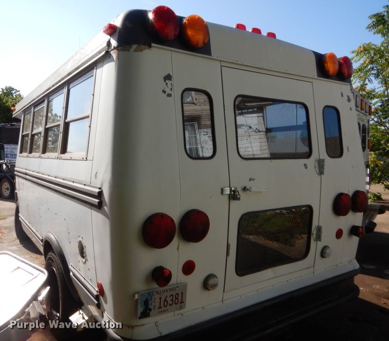 image for item HB9316 1981 Chevrolet G30  shuttle bus