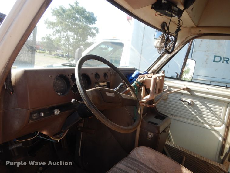 image for item HB9316 1981 Chevrolet G30  shuttle bus