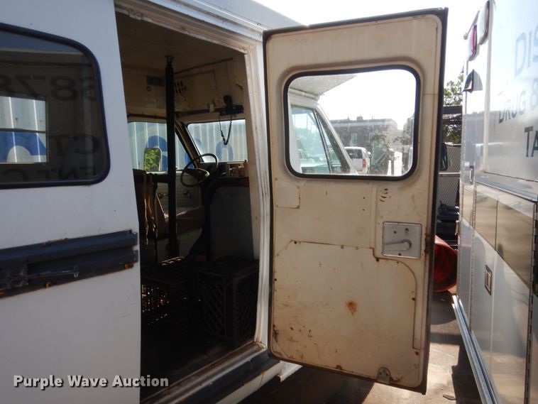 image for item HB9316 1981 Chevrolet G30  shuttle bus