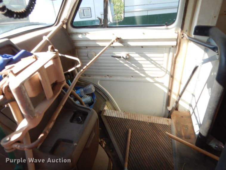 image for item HB9316 1981 Chevrolet G30  shuttle bus