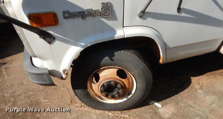 image for item HB9316 1981 Chevrolet G30  shuttle bus