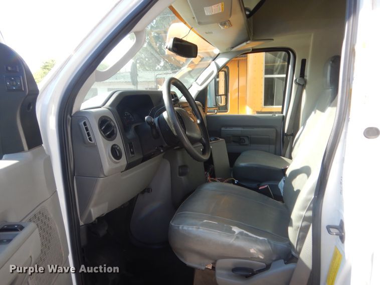 image for item HB9347 2011 Ford E350 Super Duty  shuttle bus