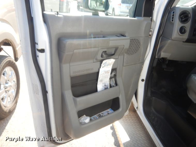 image for item HB9347 2011 Ford E350 Super Duty  shuttle bus