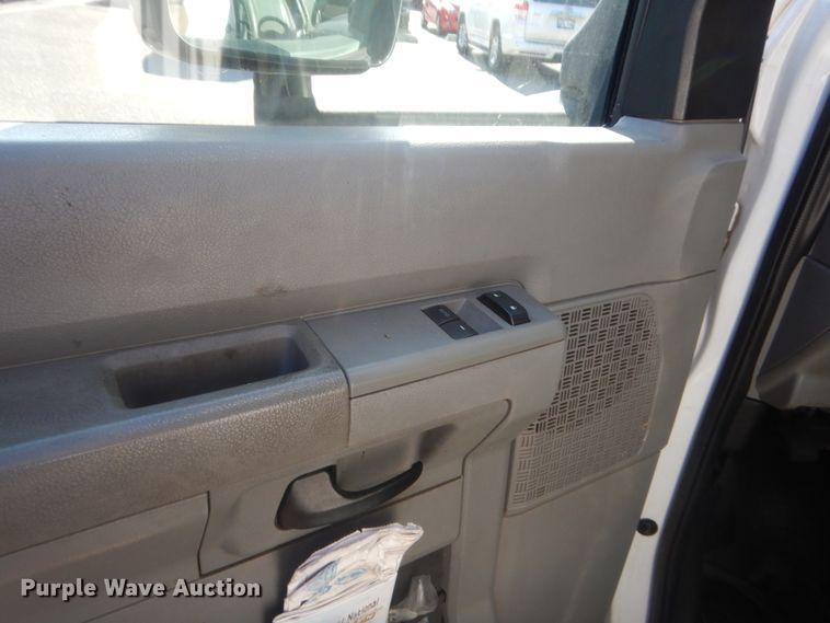 image for item HB9347 2011 Ford E350 Super Duty  shuttle bus