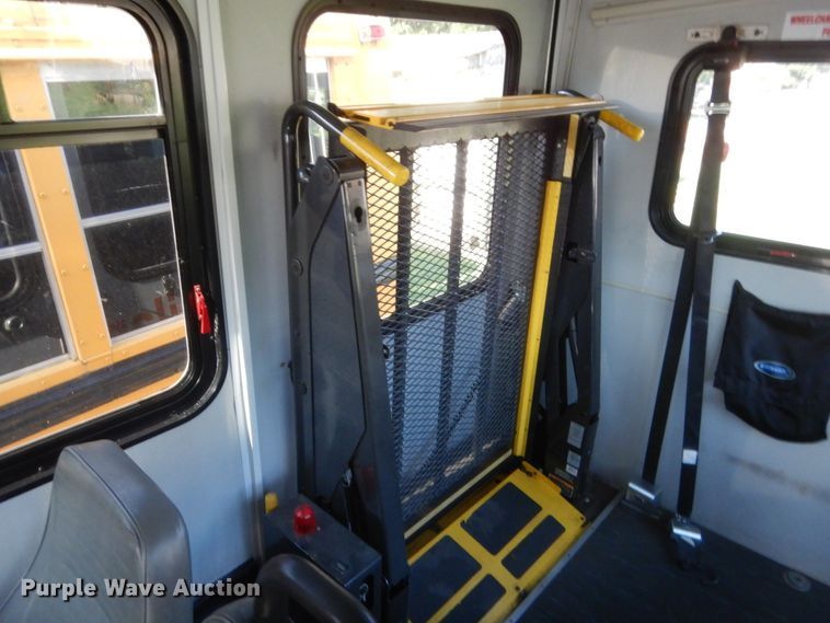 image for item HB9347 2011 Ford E350 Super Duty  shuttle bus