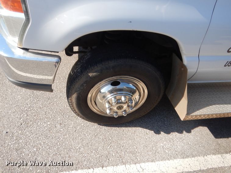 image for item HB9347 2011 Ford E350 Super Duty  shuttle bus