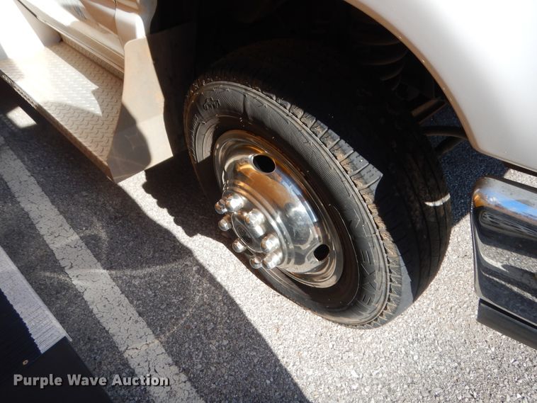 image for item HB9347 2011 Ford E350 Super Duty  shuttle bus