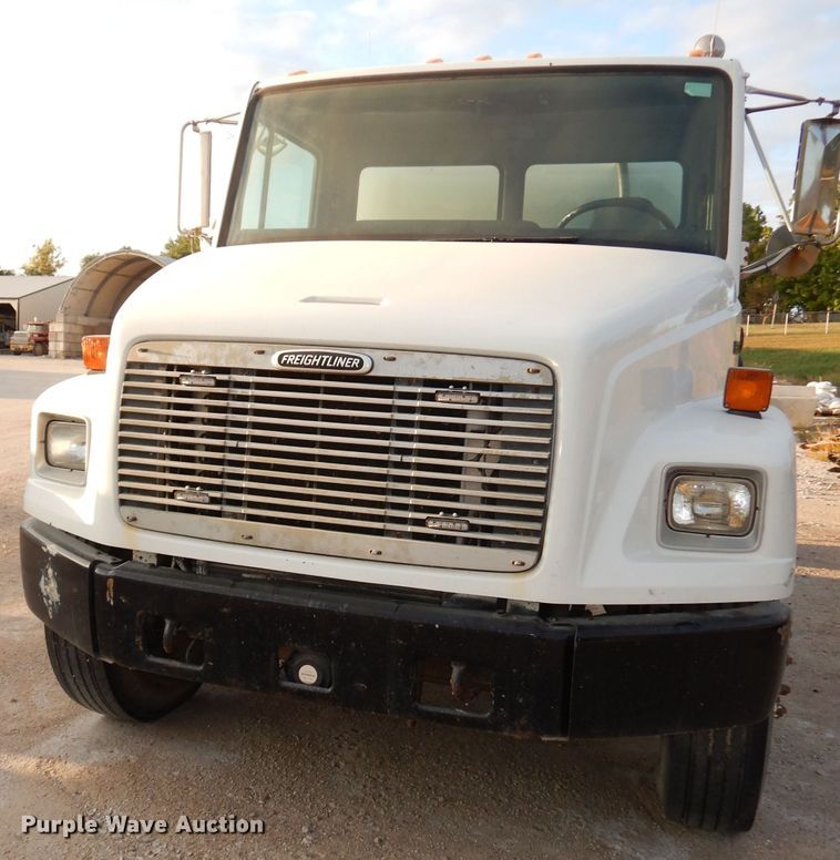 image for item HD9461 2001 Freightliner FL70  water truck