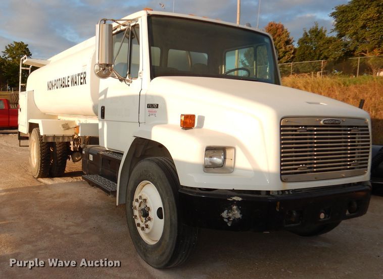 image for item HD9461 2001 Freightliner FL70  water truck