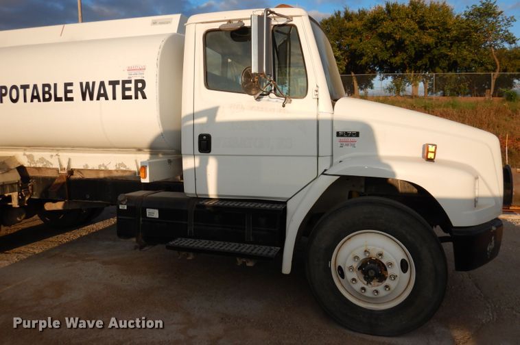 image for item HD9461 2001 Freightliner FL70  water truck