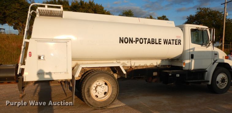 image for item HD9461 2001 Freightliner FL70  water truck