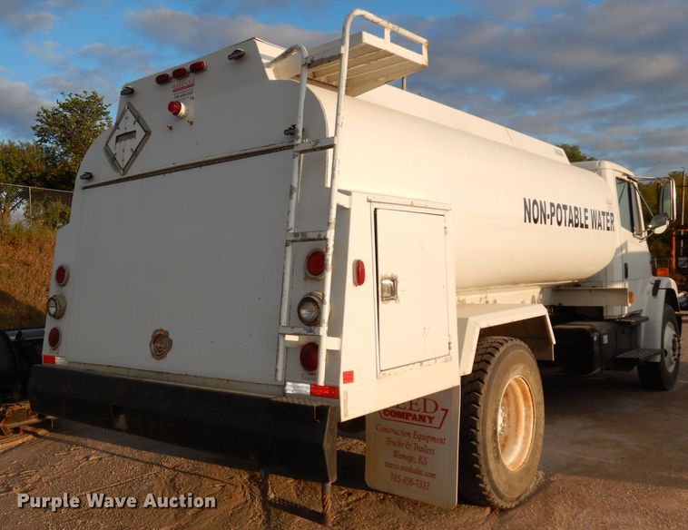 image for item HD9461 2001 Freightliner FL70  water truck