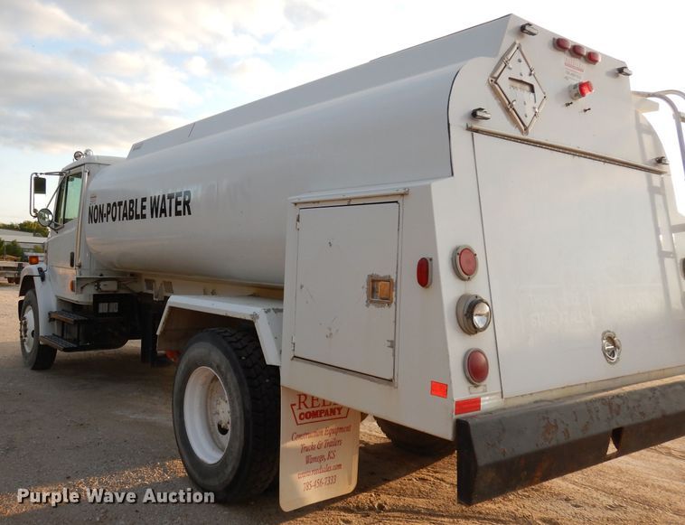 image for item HD9461 2001 Freightliner FL70  water truck