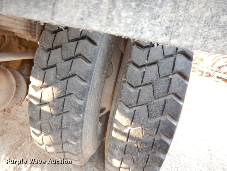 image for item HD9461 2001 Freightliner FL70  water truck