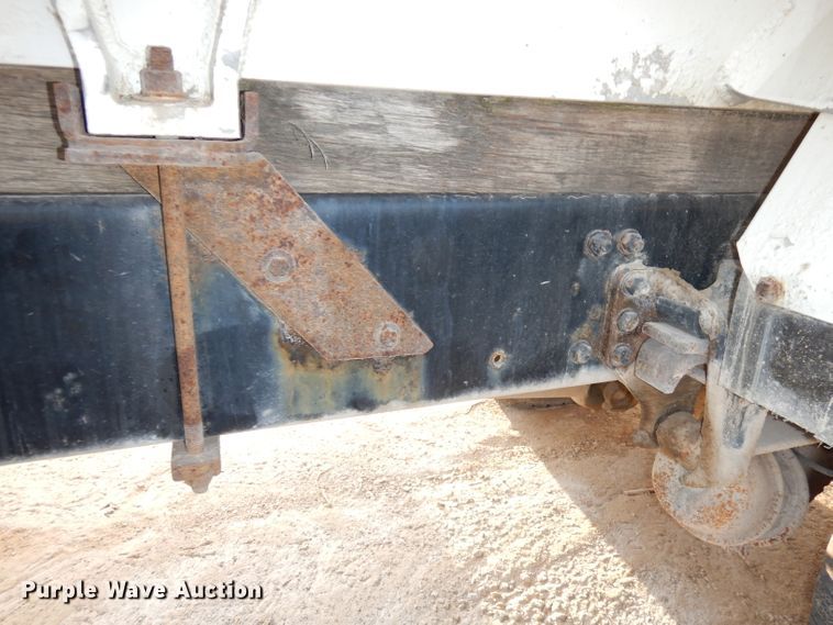 image for item HD9461 2001 Freightliner FL70  water truck