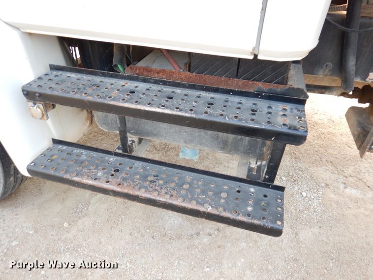 image for item HD9461 2001 Freightliner FL70  water truck