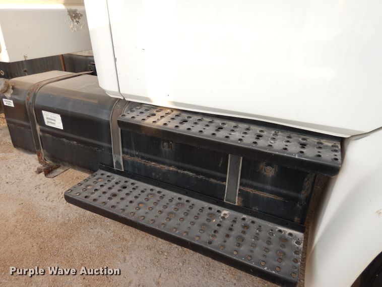 image for item HD9461 2001 Freightliner FL70  water truck