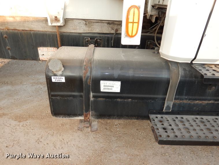 image for item HD9461 2001 Freightliner FL70  water truck