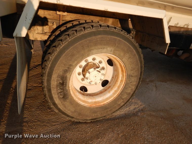 image for item HD9461 2001 Freightliner FL70  water truck