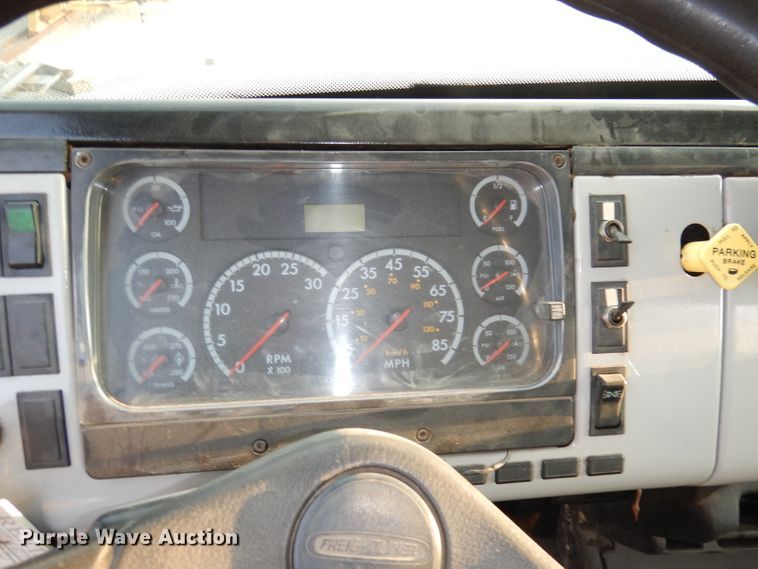 image for item HD9461 2001 Freightliner FL70  water truck