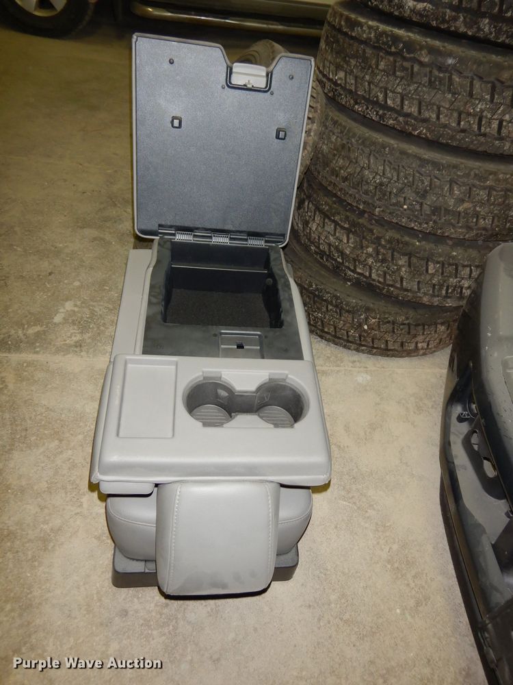 image for item HD9463 2017 Ford F550 truck parts