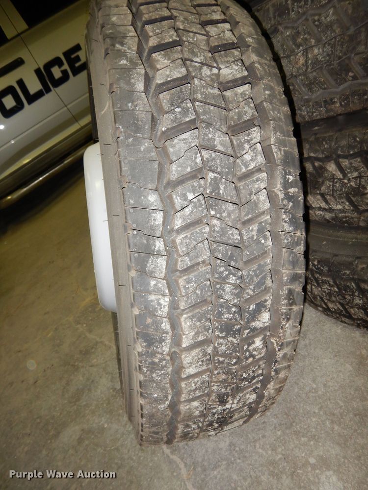 image for item HD9464 (6) Continental 225/70R19.5 tires and wheels