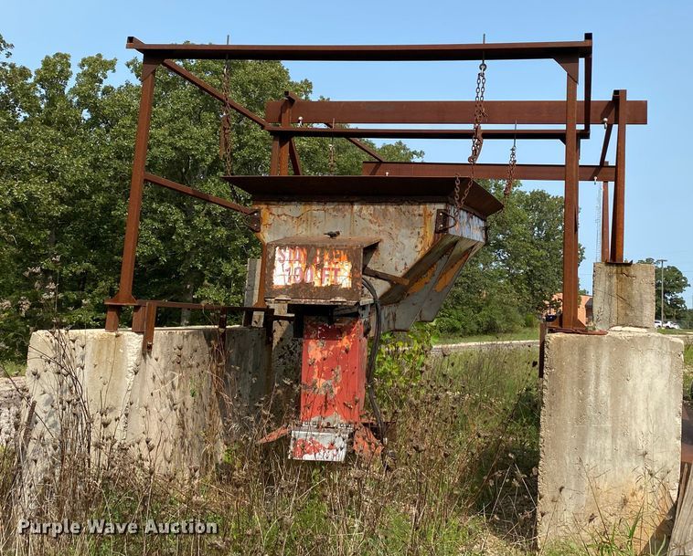 image for item HE9768 (2) steel spreader hanger racks