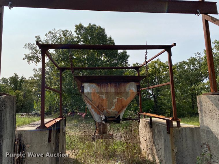 image for item HE9768 (2) steel spreader hanger racks