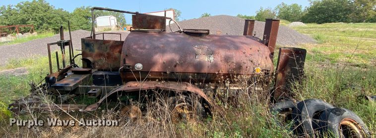 image for item HE9772 Oil distributor trailer