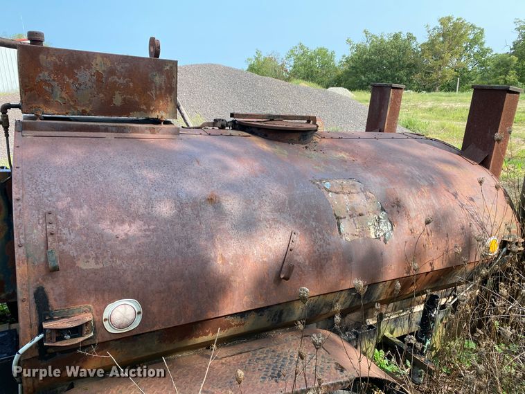 image for item HE9772 Oil distributor trailer