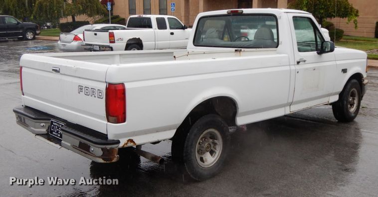 image for item HJ9641 1995 Ford F150 XL  pickup truck