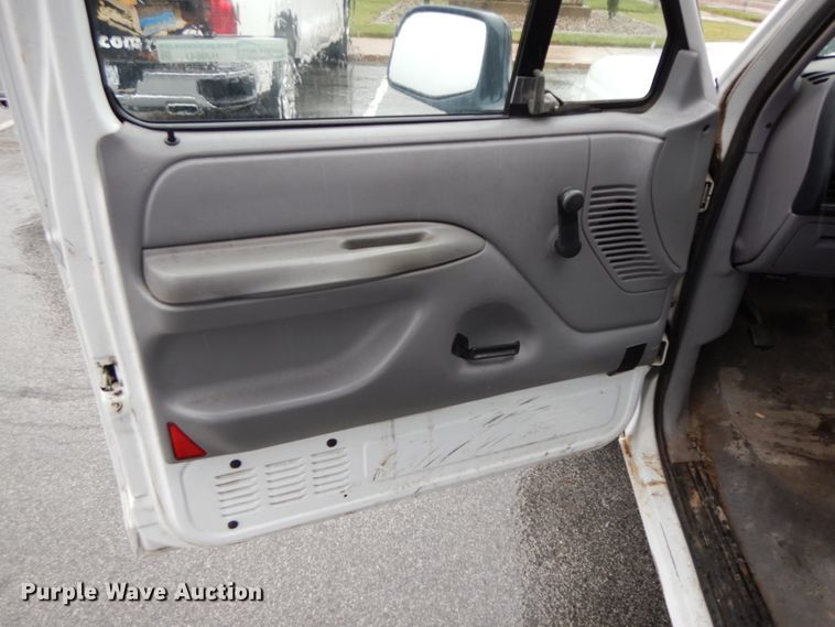 image for item HJ9641 1995 Ford F150 XL  pickup truck