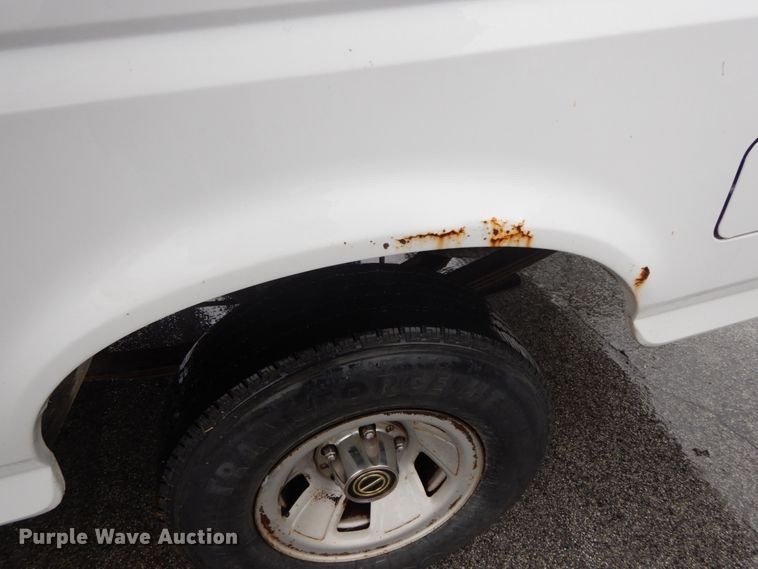 image for item HJ9641 1995 Ford F150 XL  pickup truck