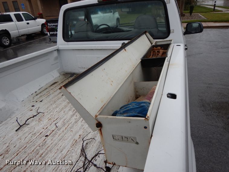 image for item HJ9641 1995 Ford F150 XL  pickup truck