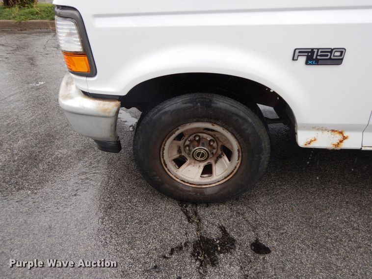 image for item HJ9641 1995 Ford F150 XL  pickup truck