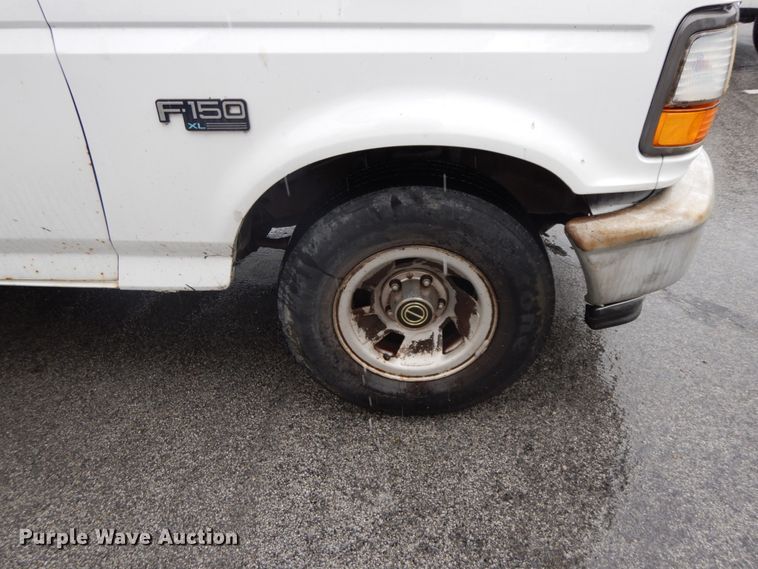 image for item HJ9641 1995 Ford F150 XL  pickup truck