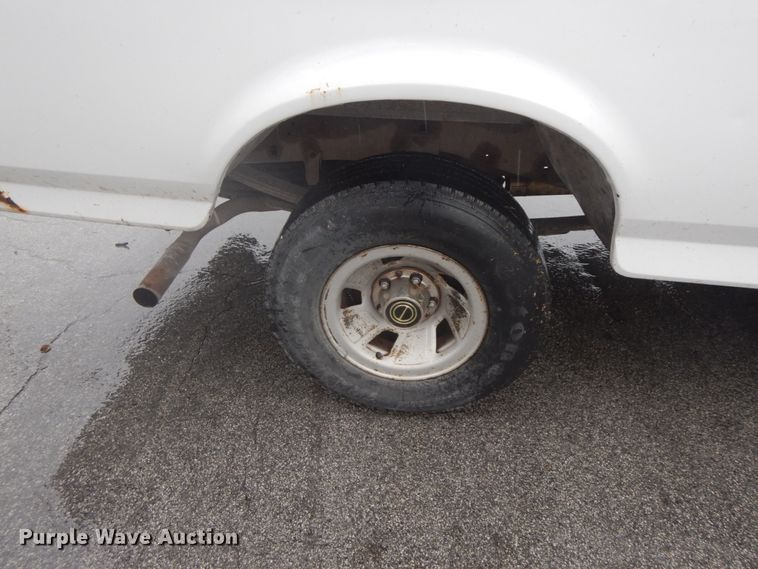 image for item HJ9641 1995 Ford F150 XL  pickup truck