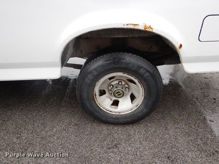 image for item HJ9641 1995 Ford F150 XL  pickup truck