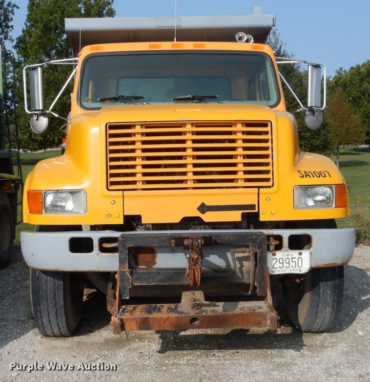 image for item HP9819 2000 International 4900  dump truck