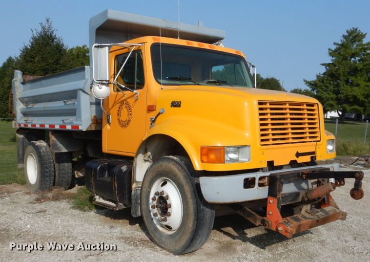 image for item HP9819 2000 International 4900  dump truck