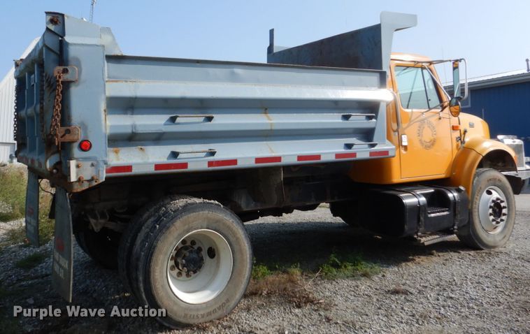 image for item HP9819 2000 International 4900  dump truck