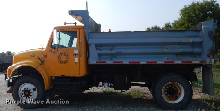 image for item HP9819 2000 International 4900  dump truck