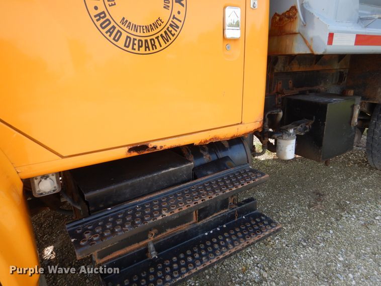 image for item HP9819 2000 International 4900  dump truck