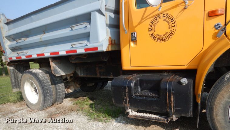 image for item HP9819 2000 International 4900  dump truck