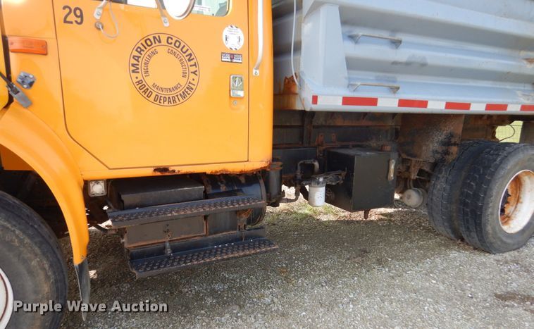 image for item HP9819 2000 International 4900  dump truck