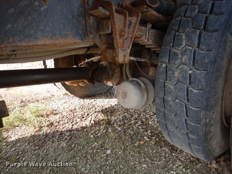 image for item HP9819 2000 International 4900  dump truck