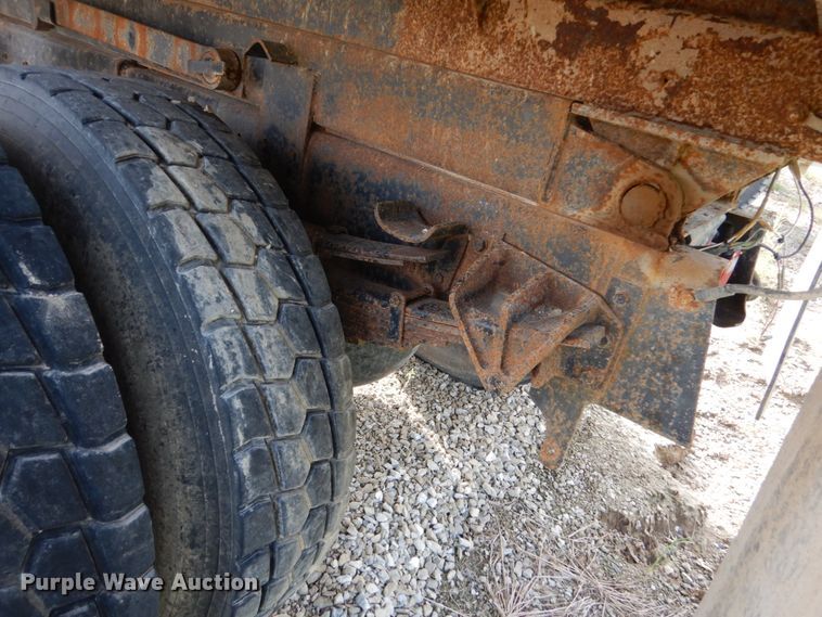 image for item HP9819 2000 International 4900  dump truck