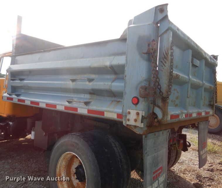 image for item HP9819 2000 International 4900  dump truck